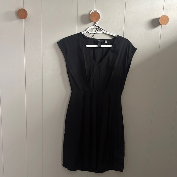 H&M Silk Cinched Waist Black Dress Size 4 - Picture 1 of 4